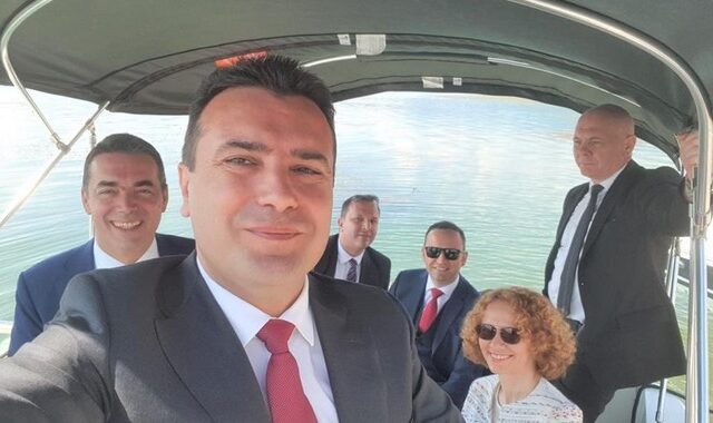 Η selfie που ανέβασε ο Ζόραν Ζάεφ από το σκάφος που τον μετέφερε στις Πρέσπες