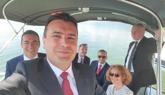 Η selfie που ανέβασε ο Ζόραν Ζάεφ από το σκάφος που τον μετέφερε στις Πρέσπες