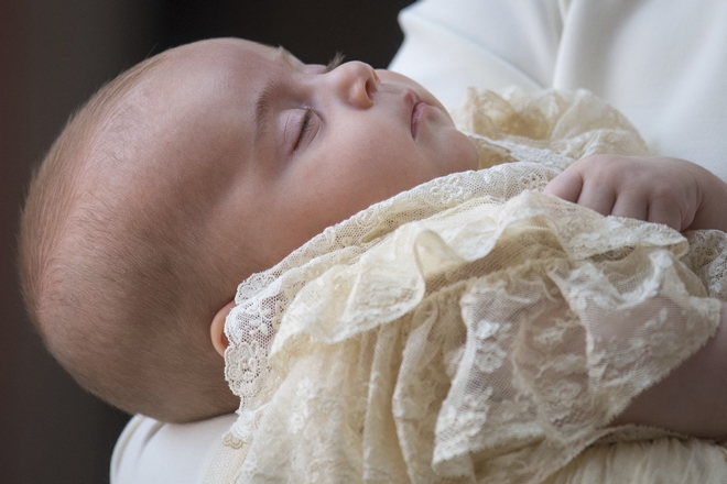 Οι πρώτες εικόνες από τη βάφτιση του Πρίγκιπα Λούι- Στα λευκά η Κέιτ Μίντλετον