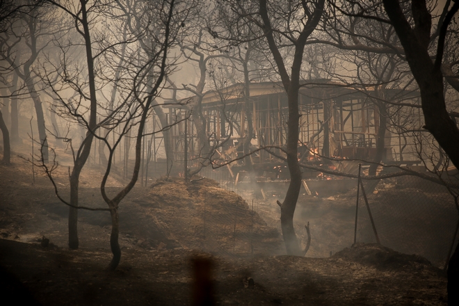 Φωτιά στην Κινέτα: Καρέ καρέ οι εικόνες της καταστροφής