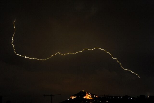 Χάρτης: 12.600 καμένα στρέμματα στην Αττική – 1.000 κεραυνοί στην Αθήνα την Κυριακή