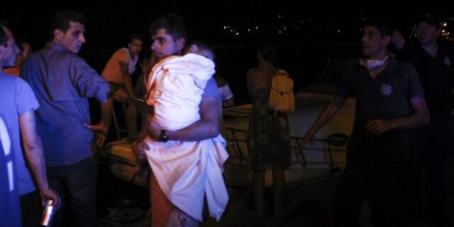 Φωτιές στην Αττική: Καρέ-καρέ η διάσωση ανθρώπων από το Λιμενικό