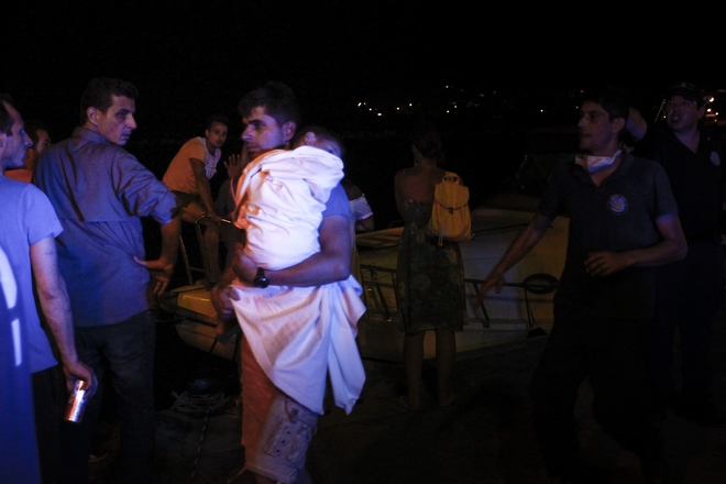 Φωτιές στην Αττική: Καρέ-καρέ η διάσωση ανθρώπων από το Λιμενικό