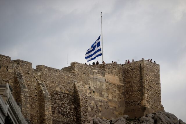 Φωτιές στην Αττική: Μεσίστιες οι σημαίες σε Ακρόπολη, Βουλή και Μαξίμου