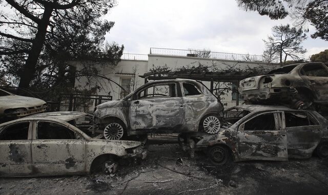 Ξεκινά η καταγραφή των κατεστραμμένων οχημάτων από τις φωτιές