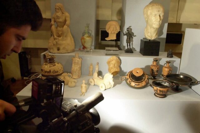 Επιχείρηση της Europol σε τέσσερις ευρωπαϊκές πόλεις – Κατασχέθηκαν χιλιάδες αρχαία ελληνικά αντικείμενα