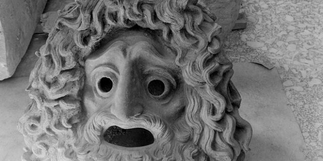 Τραγωδία: Από πού κρατά η σκούφια της