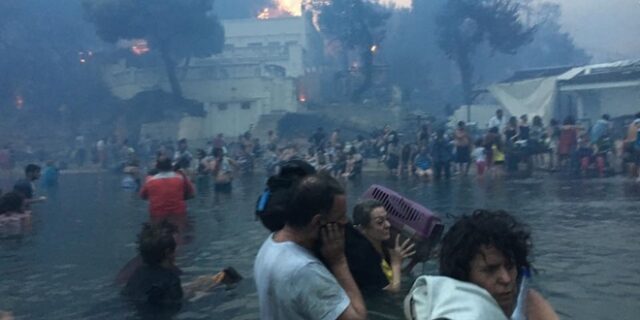 Συγκλονιστικά βίντεο από το Μάτι: Μητέρες με τα παιδιά στην αγκαλιά στη φλεγόμενη Αργυρά Ακτή