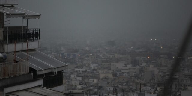 Προβλήματα από την κακοκαιρία στην Αττική-Εγκλωβίστηκαν οδηγοί