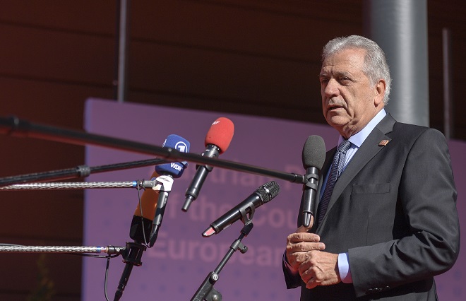 Αβραμόπουλος: Πλήρης η στήριξη της ΕΕ στην Ισπανία για το μεταναστευτικό