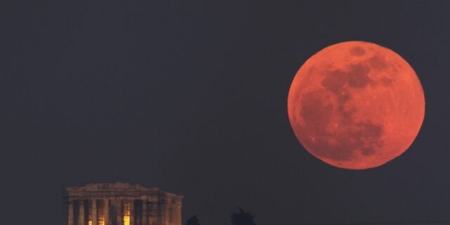 Στον ουρανό το “ματωμένο φεγγάρι”: Η μεγαλύτερη σεληνιακή έκλειψη του 21ου αιώνα