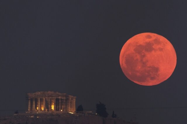 Στον ουρανό το “ματωμένο φεγγάρι”: Η μεγαλύτερη σεληνιακή έκλειψη του 21ου αιώνα