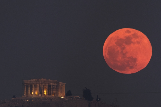 Στον ουρανό το “ματωμένο φεγγάρι”: Η μεγαλύτερη σεληνιακή έκλειψη του 21ου αιώνα