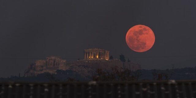 Ουράνιο υπερθέαμα: Απόψε το “ματωμένο φεγγάρι”, η μεγαλύτερη έκλειψη σελήνης του 21ου αιώνα