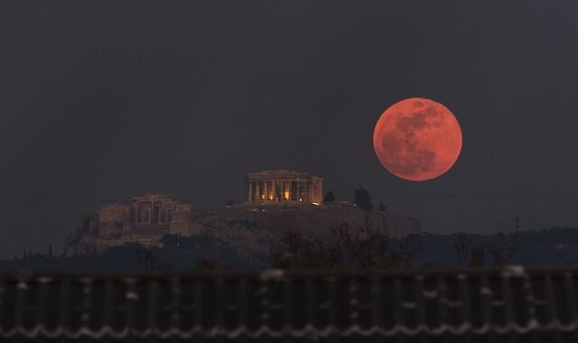 Ουράνιο υπερθέαμα: Απόψε το “ματωμένο φεγγάρι”, η μεγαλύτερη έκλειψη σελήνης του 21ου αιώνα
