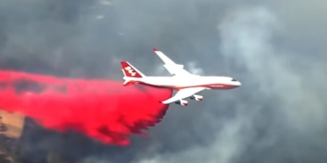 Ένα Boeing 747 ρίχνεται στην μάχη ενάντια στις φλόγες στην Καλιφόρνια