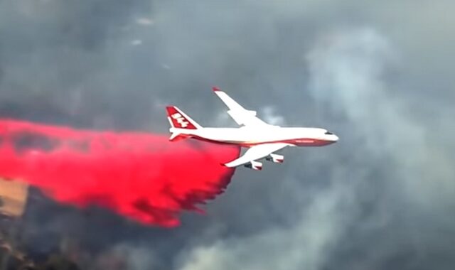 Ένα Boeing 747 ρίχνεται στην μάχη ενάντια στις φλόγες στην Καλιφόρνια