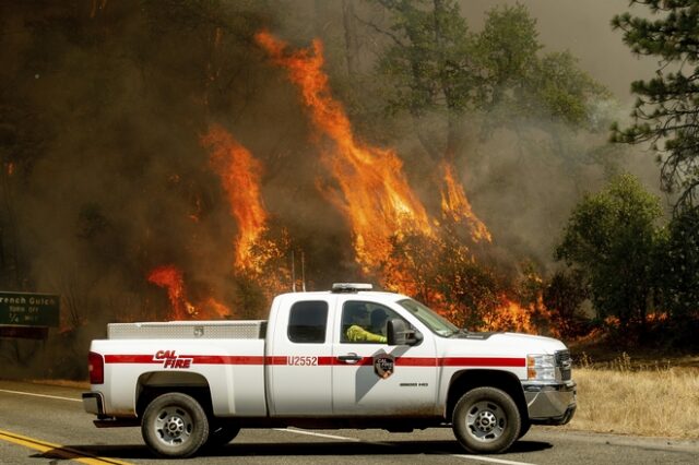 Τουλάχιστον δύο νεκροί στις φωτιές στην Καλιφόρνια