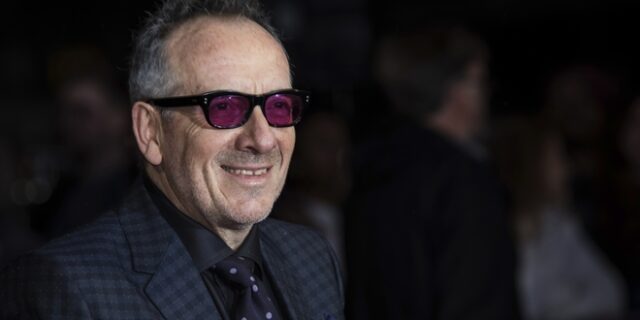 Συγκινεί ο Έλβις Κοστέλο: Δίνει μάχη με τον καρκίνο – Ακύρωσε μέρος της περιοδείας του