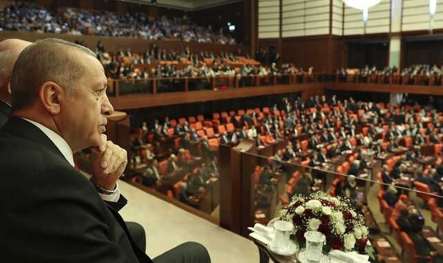 Τουρκία: Τέλος στην κατάσταση έκτακτης ανάγκης – Ανησυχία για την απελευθέρωση των 8