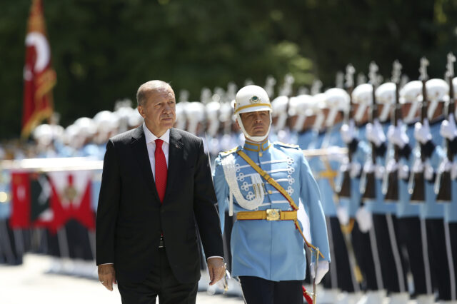 Ορκωμοσία Ερντογάν: Ιππικό, οθωμανική μπάντα, πυροβολισμοί και μία λίρα δώρο σε κάθε προσκεκλημένο
