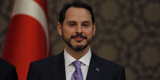 Τουρκία: Μέτρα ενάντια στην κατηφόρα της λίρας και τα μέσα κοινωνικής δικτύωσης