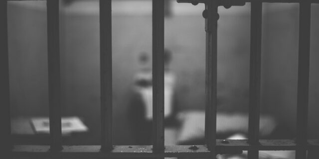 Στη φυλακή 15χρονη που έκανε έκτρωση μετά τον βιασμό από τον αδερφό της