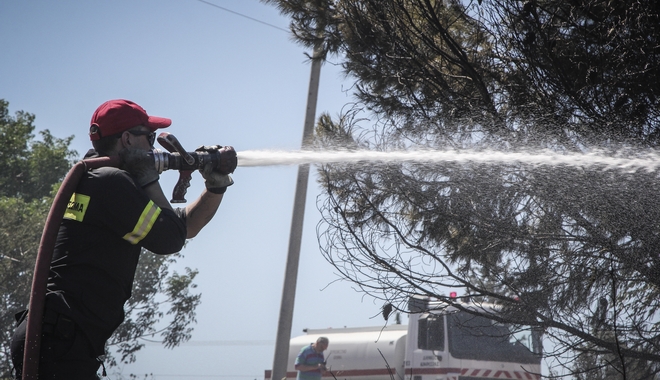 Υπό μερικό έλεγχο η φωτιά στον Άγιο Δημήτριο Σπατών