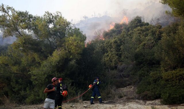 Διαστάσεις παίρνει η φωτιά στη Ζάκυνθο – Σε εξέλιξη στην Πάρο και στην Εύβοια