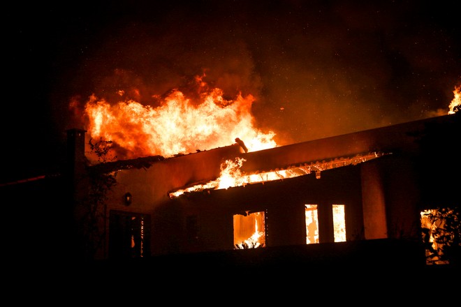 Συνεχίζουν να καίνε οι φωτιές σε Κινέτα και Καλλιτεχνούπολη