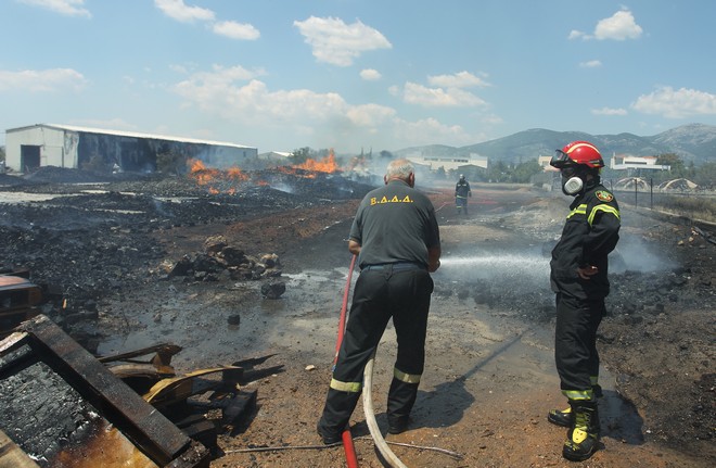 Υπό μερικό έλεγχο η πυρκαγιά στο Μενίδι