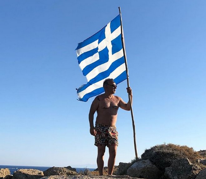 Ο Σεργουλόπουλος, η σημαία και η οργισμένη απάντηση σε χρήστη στο instagram