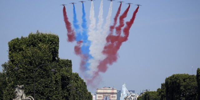Γαλλία: Παρέλαση για τη 14η Ιουλίου με το βλέμμα στραμμένο στο Μουντιάλ
