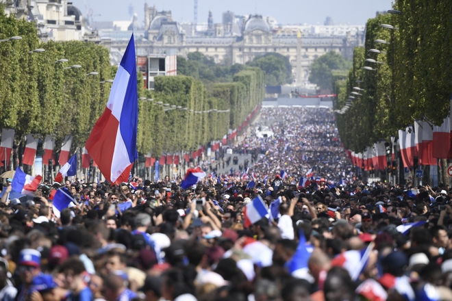 Λαϊκό προσκύνημα για την Εθνική Γαλλίας στο Παρίσι