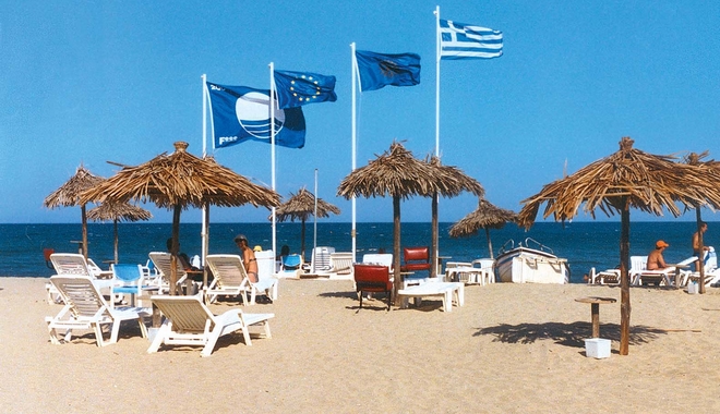 Γαλάζια σημαία: Αυτές είναι οι 8 ελληνικές παραλίες που υποχρεώνονται σε υποστολή