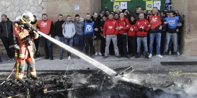 Γαλλία: 16 χιλιάδες νοικοκυριά χωρίς ρεύμα λόγω φωτιάς σε ηλεκτρικό διανομέα
