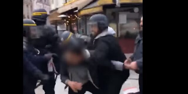 Σάλος στη Γαλλία: Συνεργάτης του Μακρόν εμφανίζεται να χτυπάει διαδηλωτή