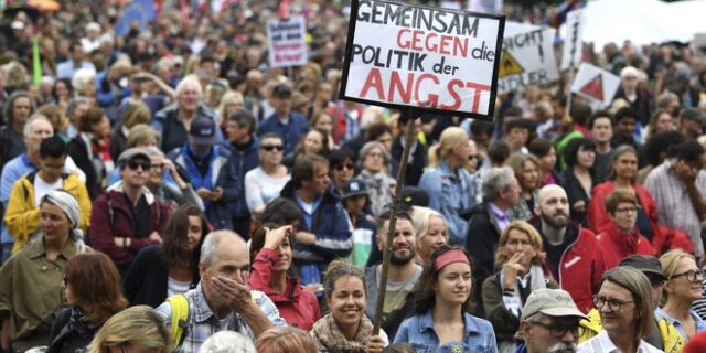 Γερμανία: Τουλάχιστον 50.000 πολίτες διαδήλωσαν για τη στάση του CSU στο μεταναστευτικό