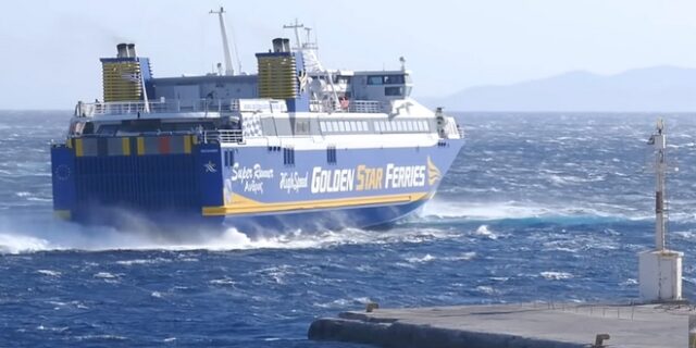 Έδεσε στην Τήνο κόντρα στα 8 μποφόρ με εντυπωσιακή μανούβρα