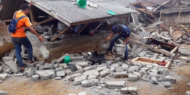 Σεισμός στην Ινδονησία: 500 άτομα απεγκλωβίστηκαν μετά από μεγάλη επιχείρηση