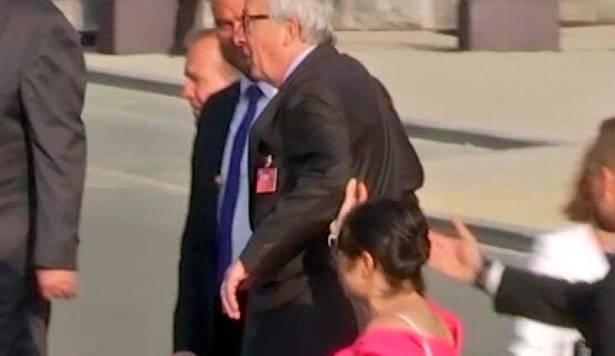 To παραπάτημα του Γιούνκερ και το δημοσιογραφικό bullying