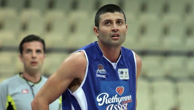 Θεούλης ο Καλλινικίδης, κάνει τον ναυαγοσώστη με μουσική Baywatch!