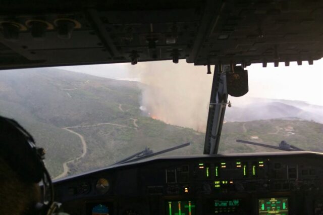 Φωτιά στο Μάτι: Οι “βουτιές” των καναντέρ στις φλόγες μέσα από το πιλοτήριο