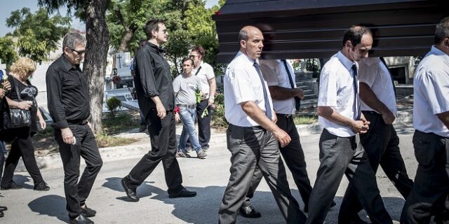 Πλήθος κόσμου στην κηδεία της Τζέσυ Παπουτσή