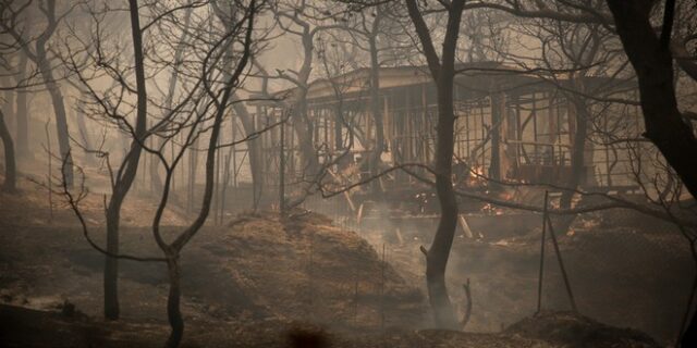 Φωτιά στη Κινέτα: Σε οικισμούς μπήκαν οι φλόγες  – Απομακρύνονται οι κάτοικοι