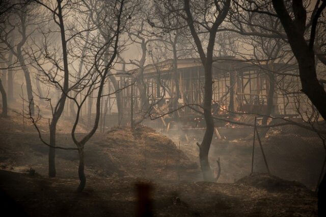 Φωτιά στη Κινέτα: Σε οικισμούς μπήκαν οι φλόγες  – Απομακρύνονται οι κάτοικοι
