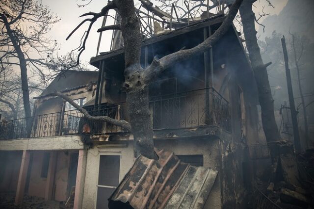 Φωτιές στην Αττική: Πύρινη καταστροφή σε Κινέτα, Μάτι και Νέο Βουτζά