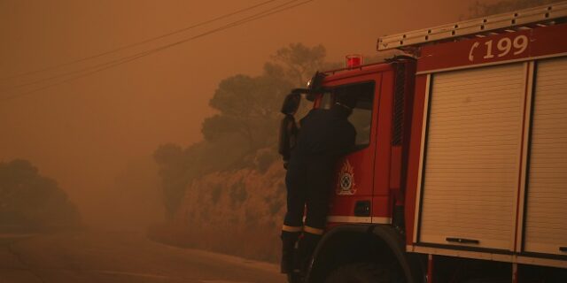 Υποχωρούν οι φωτιές σε Καλλιτεχνούπολη και Κινέτα