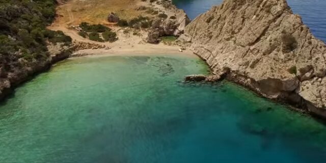 Η κρυφή παραλία της Στέρνας στο Λουτράκι θυμίζει τη “Γαλάζια Λίμνη”