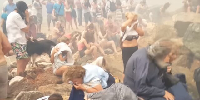 Νέο συγκλονιστικό βίντεο από το Μάτι: Δεκάδες άνθρωποι στα βράχια περιμένουν βοήθεια